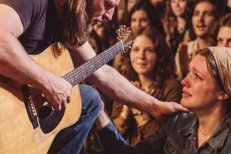 David Gilmour stopped show for crying fan—what followed redefined music forever!