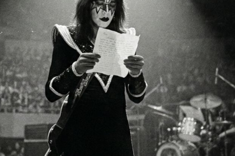 The Night the Music Stopped: Why Ace Frehley Halted a Sold-Out Madison Square Garden Show to Read a Heartbreaking Letter from Peter Criss