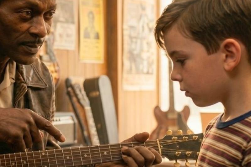 The Charged Stillness: How an 8-Minute Encounter with Chuck Berry in a St. Louis Music Shop Rewrote a Young Guitarist’s Destiny Forever