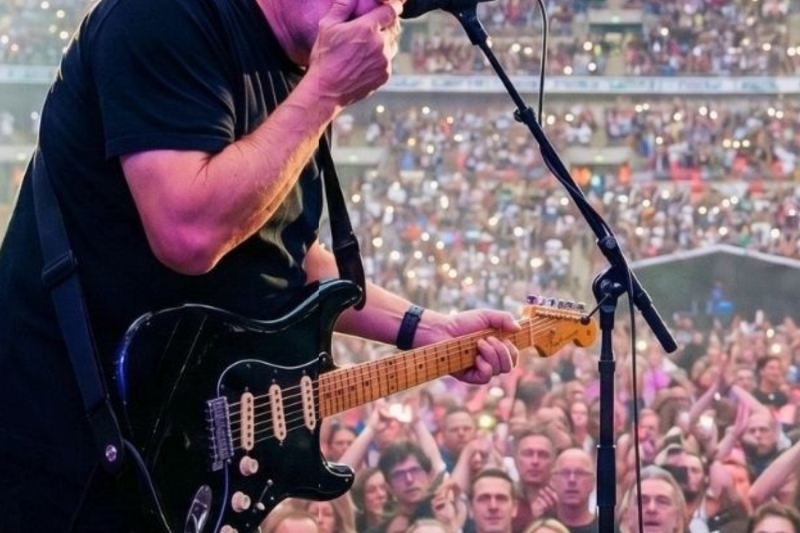 David Gilmour froze on stage—what 100,000 fans did brought everyone to tears!