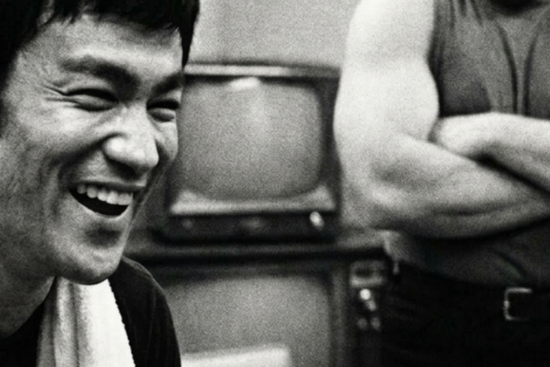 Eight Seconds in the Green Room: How Bruce Lee Dismantled Steve McQueen’s Most Terrifying Bodyguard and Left Hollywood Changed Forever