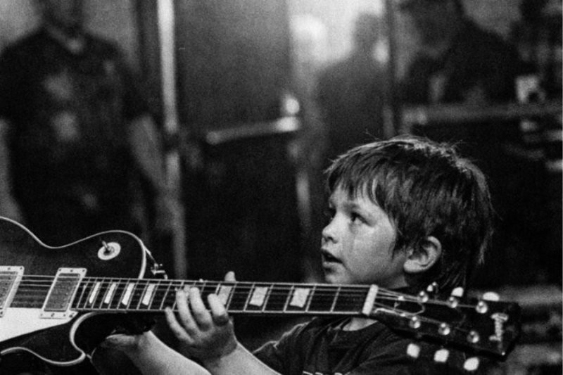 A 9-Year-Old Boy Played “Shock Me” for Ace Backstage — Ace Took Off His Guitar and Gave It