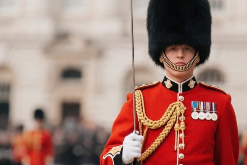 During the 2023 coronation downpour, the British Royal Guard marched through it unmoved | Emotional