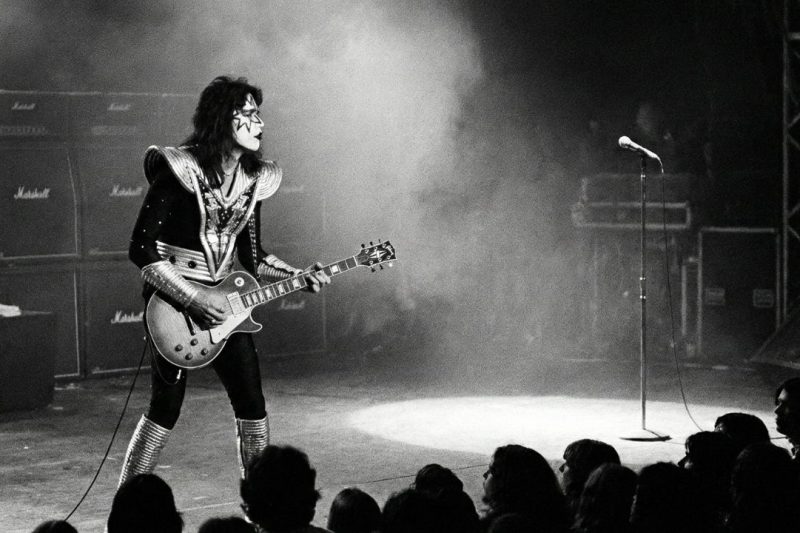 Ace Frehley STOPPED When He Noticed the Empty Space Beside Him