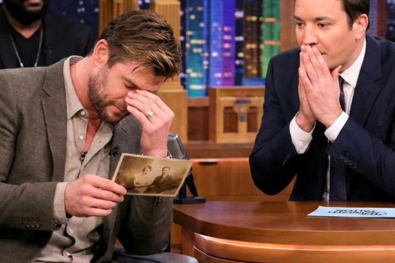 Jimmy Fallon STUNNED When Chris Hemsworth Suddenly Looks Down After Seeing This Photo