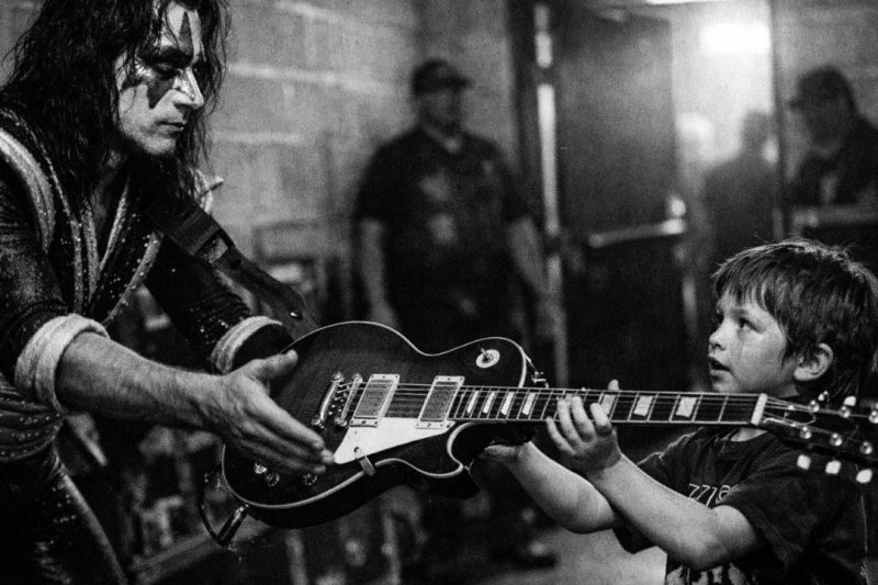 A 9-Year-Old Boy Played “Shock Me” for Ace Backstage — Ace Took Off His Guitar and Gave It