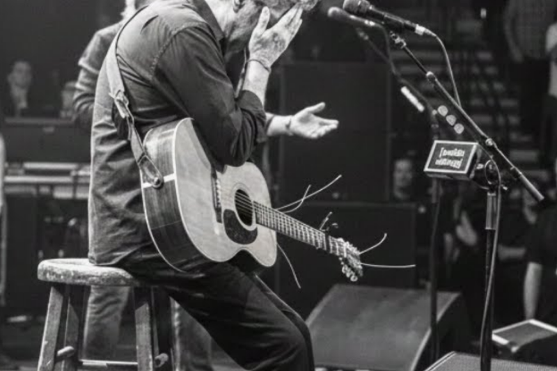 “Clapton’s guitar strings SNAP during ‘Tears in Heaven’ — what happens next shocks 5,200”
