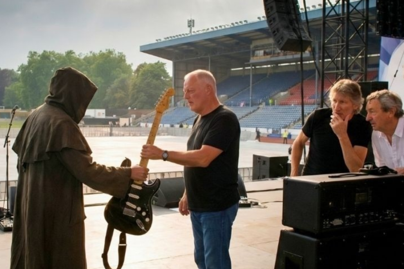 David Gilmour Invited a Stranger On Stage—Seconds Later, He Realized Who Gilmour Really Was!