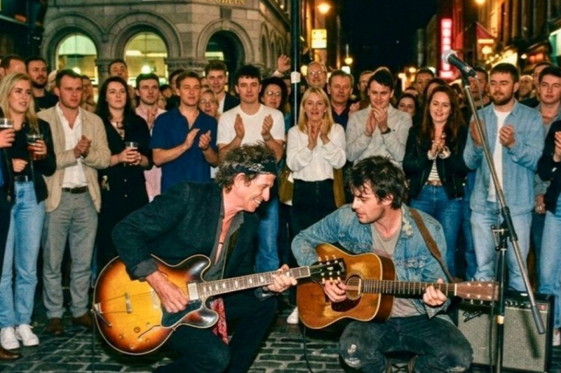 Keith Richards sat on a Dublin pavement next to a homeless musician — 2 hours later, 400 showed up