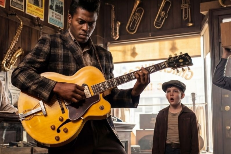 Store owner said “Don’t touch”—Chuck Berry played anyway, what happened next changed music forever!