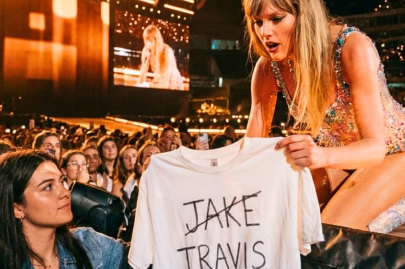 Girl Handed Taylor a Shirt With Two Names — One Was Crossed Out. Taylor STOPPED the Show.